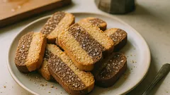 Biscottoni bicolore da inzuppo: croccanti e friabili grazie alla doppia cottura