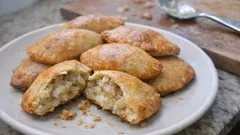 Krommydokalitsouna al forno: i fagottini cretesi alle cipolle dal ripieno cremoso