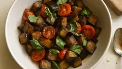 Melanzane a funghetto: la ricetta napoletana in padella con pomodorini e basilico