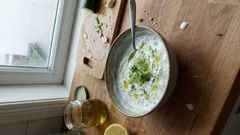 Salsa tzatziki fatta in casa: cremosa e fresca, con un trucco per non farla acquosa