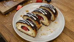 Rotolo di tsoureki alle fragole: il dolce freddo che fa brillare gli avanzi