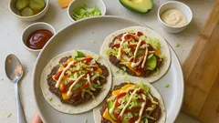 Smash burger tacos in padella: carne croccante sulla tortilla e cheddar filante