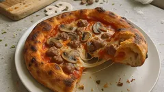 Pizza rustica salsiccia e funghi: il trucco per una sfoglia croccante e un ripieno filante