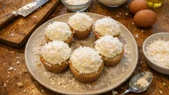 Cupcakes festivi al cocco: soffici, cremosi e con un elegante effetto neve
