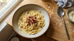 Ramen carbonara fatto in casa: noodles sodi e crema d’uovo liscia, senza stracciarla