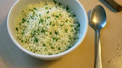 Parmigiano verde al basilico: il condimento pronto in 5 minuti per pasta e risotti