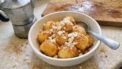 Loukoumades con mizithra: le frittelle greche soffici con arancia e cannella