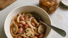 Giardiniera d’autunno in agrodolce: borlotti, funghi e cipolle da tenere in dispensa