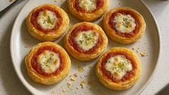 Pizzette di pasta sfoglia croccanti come al bar: pronte in 15 minuti
