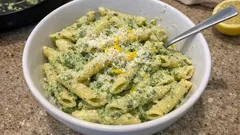 Penne cremose ai broccoli e limone: il primo leggero che sa di casa