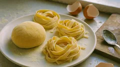 Pasta fresca all’uovo con semola rimacinata: impasto elastico per tagliatelle e lasagne