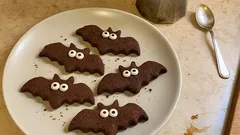 Biscotti pipistrello al cioccolato: frollini al cacao facili e scenografici per Halloween