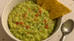 Guacamole cremoso fatto in casa: pronto in 10 minuti con avocado e lime