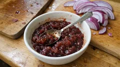 Marmellata di cipolle rosse: la ricetta agrodolce perfetta con formaggi e crostini